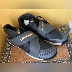 NEW Men’s Under Armour HOVR black gym shoes w/track spikes & bag - size 10.5